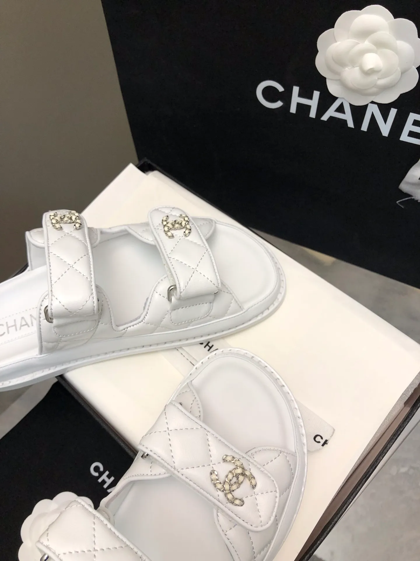👟👟Ex-factory price 480👟👟 Women's Shoes Women's Clothing Women's Shoes Women's Clothing 2024 chanel 24👟👟Ex-factory price New Sandals Xiaoxiang Velcro Slippers 24 Spring and Summer New Products The transformation of the classic model, so pretty! Diamond platform platform sandals, slippers, elegant and noble, comfortable and versatile. Upper: lambskin. Foot pad: sheepskin. Sole: cowhide bottom. Size: 35-41. Top quality.